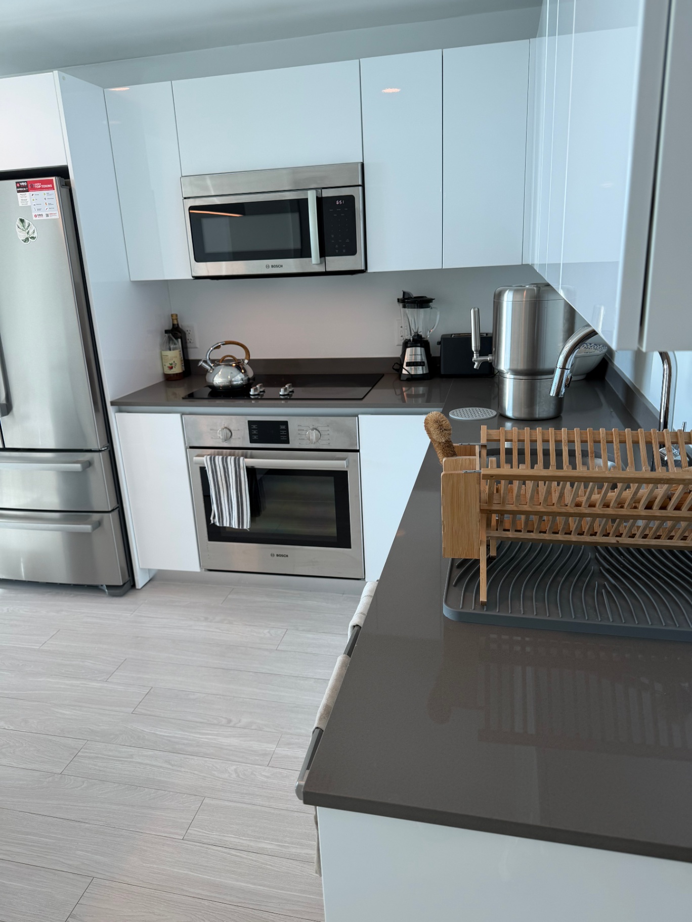 Spotless modern Miami kitchen after a cleaning by Magic Clean Miami